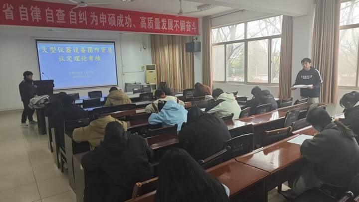 会议室里的人们 AI 生成的内容可能不正确。